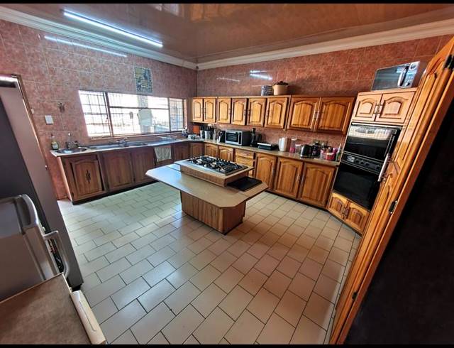 4 BEDROOM HOUSE FOR SALE IN SINOVILLE